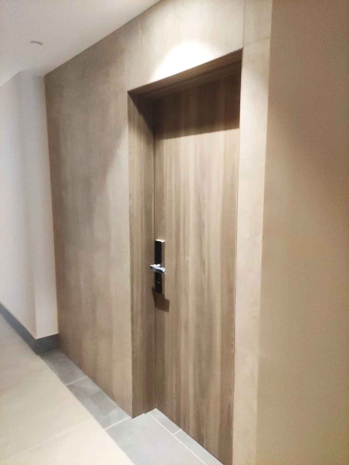 Pasillo con puerta y panelado en madera